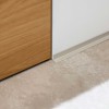 Плинтусы напольные Decaro Микроплинтус Microplinth Микроплинтус ML15A Анодированный латунный браш 200 — фото 9