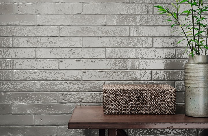 Настенная AMADIS BRUTALIST Dark Grey Gloss 3,8х23,5 в интерьере