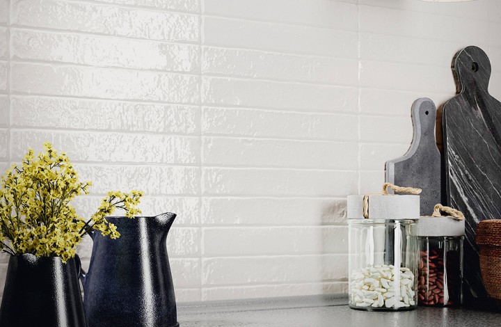 Настенная AMADIS BRUTALIST Snow Gloss 3,8х23,5 в интерьере