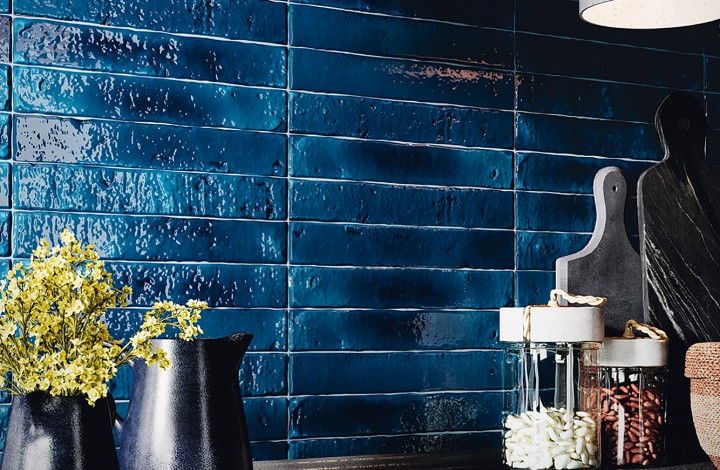 Настенная AMADIS BRUTALIST Indigo Crackle 3,8х23,5 в интерьере