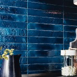 Настенная AMADIS BRUTALIST Indigo Crackle 3,8х23,5 в интерьере