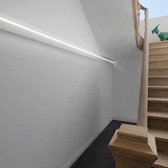 Плинтусы потолочные Orac Decor Luxxus C383 профиль для скрытого освещения полиуретан 2000х140х50 мм. — фото 2