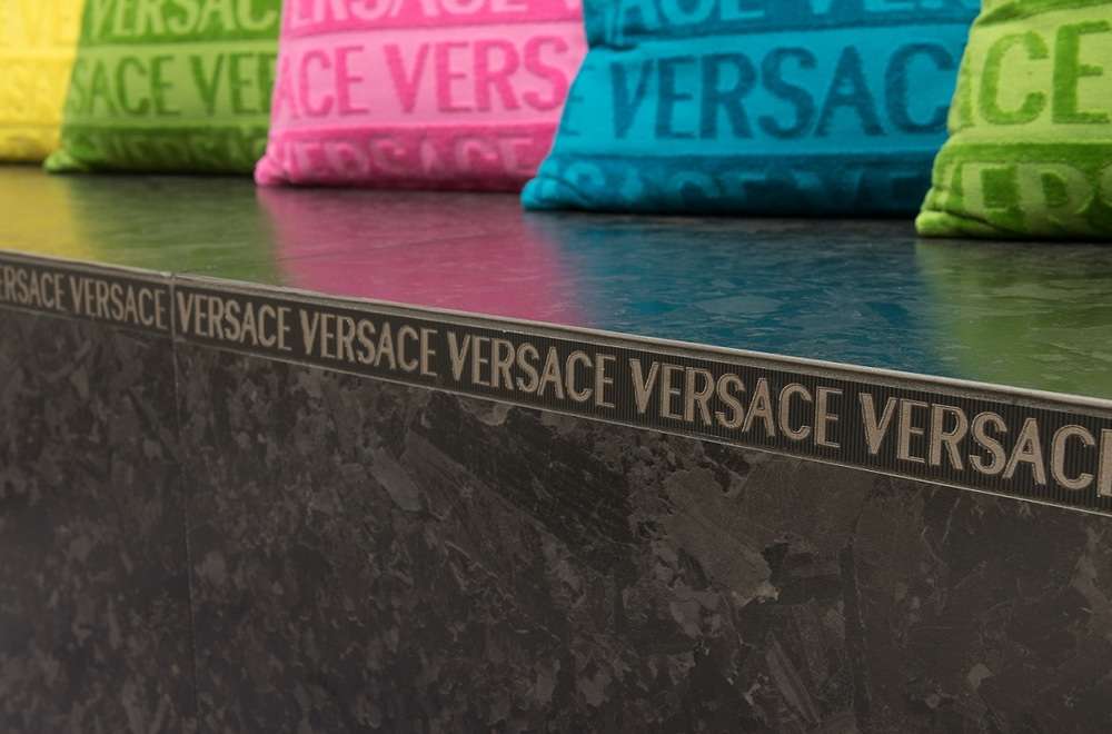 Фото в интерьере для общественных помещений Versace Meteorite